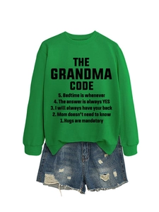 Détail du sweat vert avec fentes latérales et short en jean bleu délavé