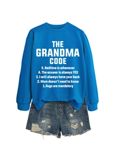 Détail d'un sweat bleu à col rond avec texte The Grandma Code et bords-côtes