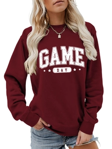 Détail de l'imprimé vintage 'GAME DAY' sur le sweat-shirt bordeaux à col rond décontracté