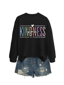 Détail de l'imprimé Kindness Is Free et du motif cœur sur le sweat noir à manches longues