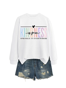 Détail de l'imprimé Kindness Is Free sur un sweat blanc à manches longues et col rond