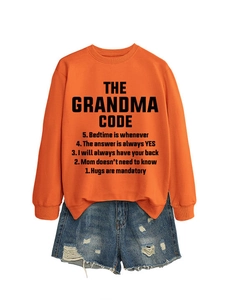 Vue à plat d'un sweatshirt orange avec texte et d'un short en jean avec déchirures