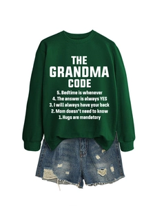 Détail du sweat-shirt vert foncé avec slogan The Grandma Code et poignets côtelés