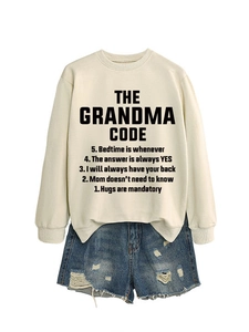 Ensemble sweat beige Grandma Code et short en jean bleu délavé posé à plat