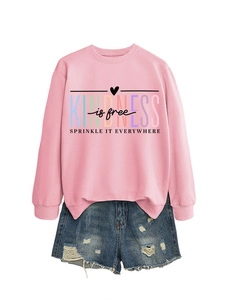 Sweat rose Kindness à plat avec un short en jean vieilli sur fond blanc immaculé