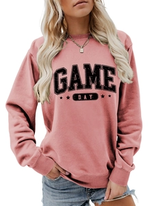 Détail du sweat rose poudré Game Day avec imprimés étoiles et col rond à bords-côtes