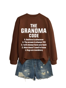 Vue à plat du sweat marron The Grandma Code avec un short en jean déchiré pour un look décontracté