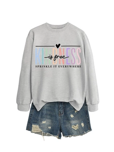 Détail du message Kindness is Free sur sweat gris et short en jean style vieilli