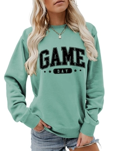 Détail d'un sweat vert menthe avec imprimé Game Day et motifs d'étoiles vintage