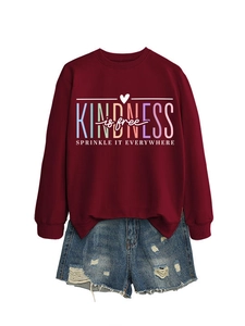 Détail du sweat-shirt bordeaux avec imprimé Kindness is free et short en jean