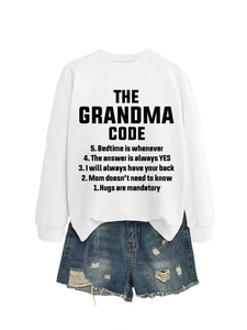 Détail à plat d'un sweat-shirt blanc avec l'imprimé texte noir The Grandma Code
