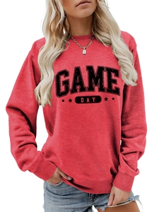 Détail de l'imprimé GAME DAY et de l'étoile sur le sweat à col rond rouge brique