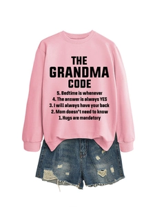 Sweat rose col rond avec imprimé The Grandma Code et short en jean bleu