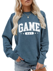 Détail d'un sweat bleu à col rond avec motif GAME DAY délavé et étoiles