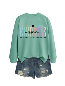 Détail de l'ensemble sweat vert menthe Kindness Is Free et short en jean usé