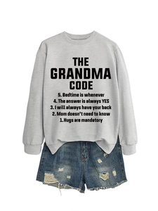 Sweat gris à col rond avec slogan 'The Grandma Code' et short en jean délavé
