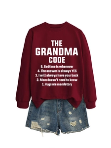Détail à plat du sweat bordeaux avec imprimé Grandma Code et short en jean