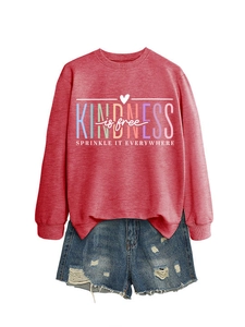 Vue à plat du sweat rouge avec imprimé Kindness is Free et short en jean bleu