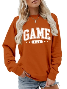 Détail de l'imprimé blanc Game Day et des étoiles sur un sweat-shirt orange vif