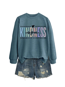 Détail de l'imprimé kindness is free sur le sweat-shirt et le short en jean
