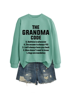 Détail du sweat vert menthe avec imprimé Grandma Code et short en jean vieilli