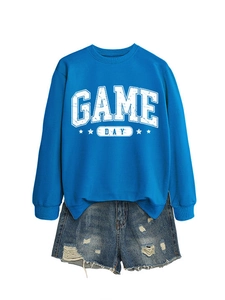 Détail du sweat bleu roi Game Day avec lettrage et mini-short en jean délavé à franges