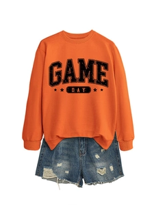 Vue détaillée à plat du sweat GAME DAY délavé et du short en jean déchiré tendance