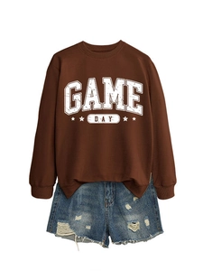 Sweat-shirt marron vintage avec imprimé GAME DAY blanc et étoiles à plat sur fond