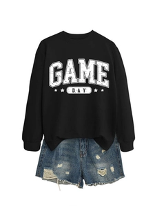 Détail du sweat-shirt vintage GAME DAY avec texte usé et ensemble de shorts en jean