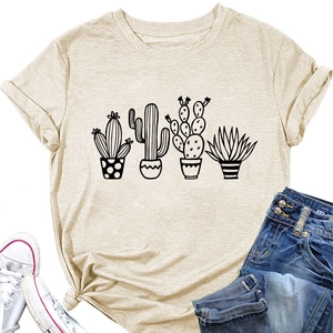 Piatto di t-shirt color albicocca a maniche corte con stampa di cactus e jeans casual