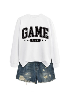 Vue à plat d'un sweat-shirt blanc Game Day avec étoiles et short en jean usé