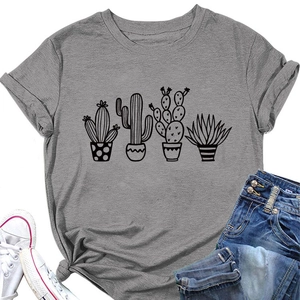 Dettaglio di una t-shirt grigia a girocollo con stampe cactus e nodo laterale orlo
