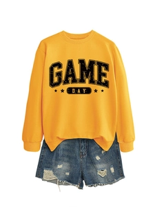 Détail du sweat jaune Game Day et du short en jean bleu avec finitions usées