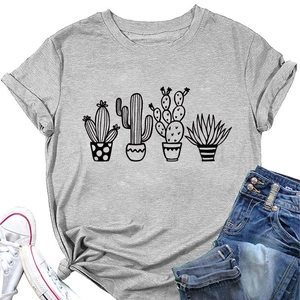 T-shirt grigio chiaro con stampa cactus abbinata a pantaloncini di jeans e scarpe