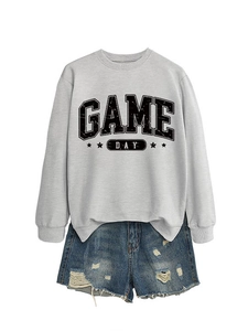 Détail du sweat gris avec imprimé GAME DAY et short en jean délavé et usé