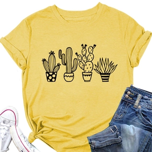 Dettaglio flat lay di una t-shirt gialla con stampe minimaliste di cactus e trama in cotone