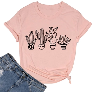 Dettaglio della t-shirt rosa in cotone con stampa cactus e nodo decorativo sull'orlo