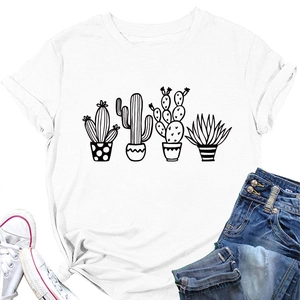 T-shirt bianca a girocollo con stampa di cactus neri e accessori estivi in stile flat lay