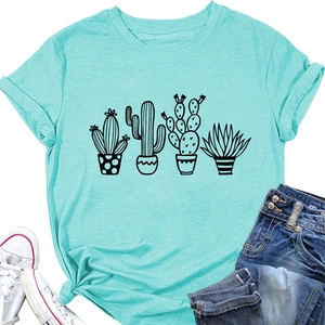 T-shirt a maniche corte color verde petrolio con stampa di cactus e pantaloncini di jeans