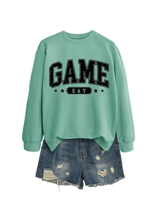 Gros plan sur le sweat-shirt Game Day vert menthe et le short en jean vieilli