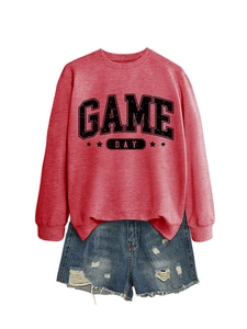 Détail du sweat-shirt rouge Game Day et du short en jean bleu délavé pour femme