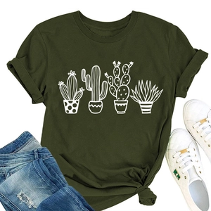 T-shirt verde oliva con stampa cactus abbinata a jeans in denim e scarpe da ginnastica