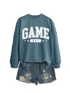 Détail du sweat Game Day avec étoiles évidées et short en jean vieilli pour femmes