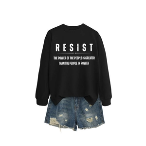 Schwarzes Damen Sweatshirt mit weißem Slogan und blauem Denim Shorts im Used-Look