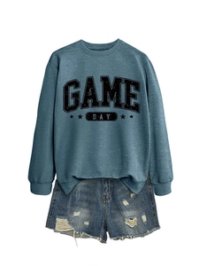 Vue détaillée du short en jean usé et du sweat-shirt Game Day avec motif d'étoiles