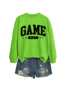 Tenue à plat composée d'un sweat vert Game Day et d'un short en jean usé pour l'automne
