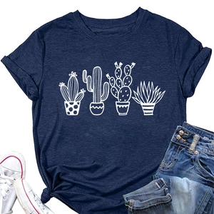 T-shirt blu scuro con stampa cactus, jeans e scarpe da ginnastica bianche