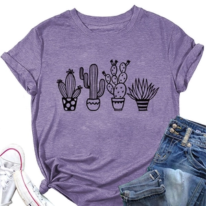 Dettaglio della maglietta viola con stampe di cactus e un elegante nodo sul davanti