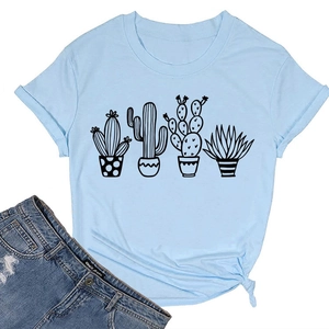 Dettaglio maglietta azzurra con stampa cactus, nodo laterale e jeans su sfondo bianco