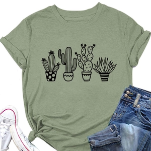 Piatto di maglietta in morbido cotone con stampa cactus con scarpe bianche e jeans blu